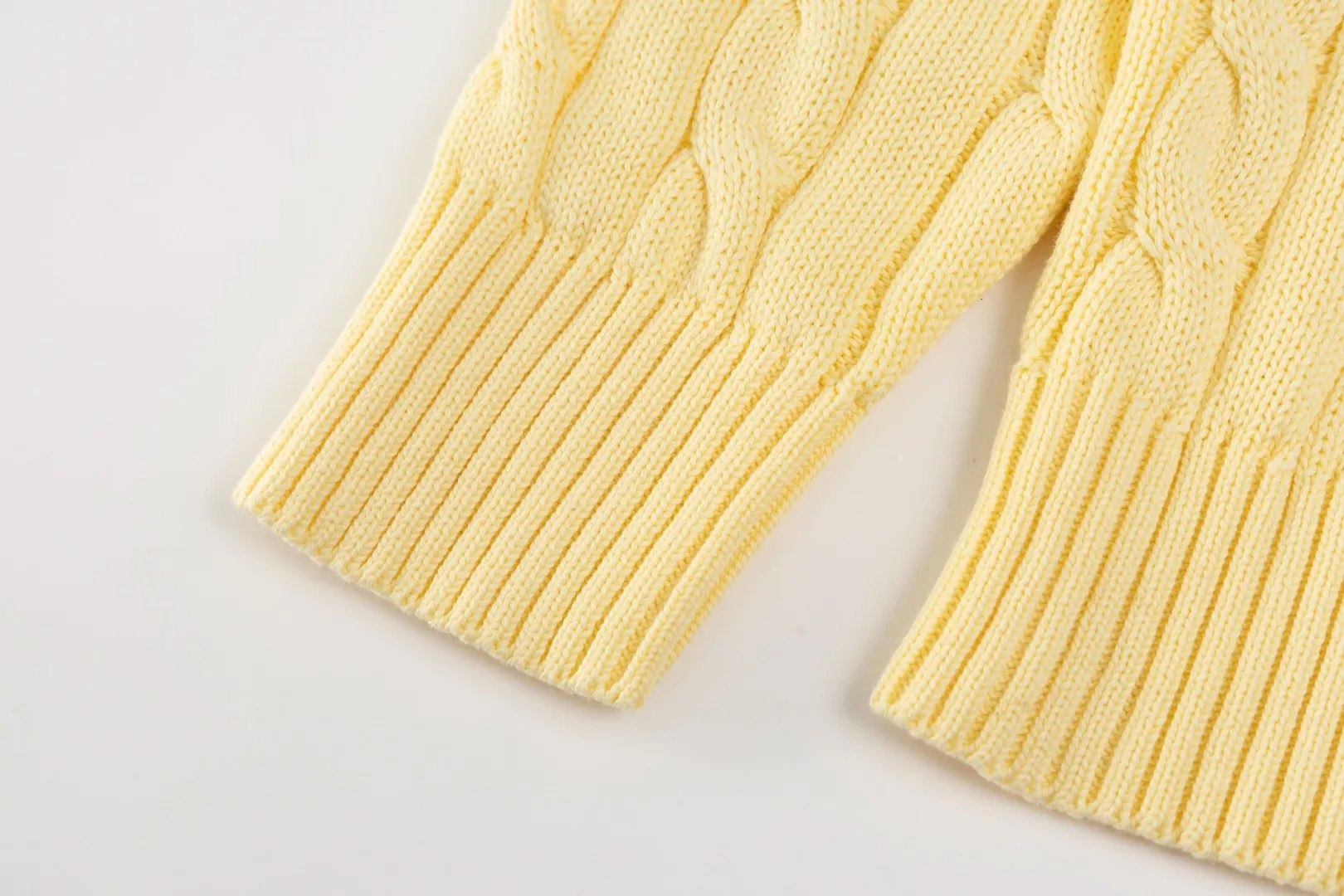 P236 #R92 RALPH LAUREN Ralph Lauren fifteen colors classic small label embroidery logo turtleneck pullover half-zip knitted cable sweater with high-density LOGO embroidery on the chest and original customized tag accessories. Made of pure cotton yarn, pure cotton is skin-friendly and comfortable, small label war horse embroidered twist turtleneck sweater 🐎 high quality, follow the blogger to learn how to wear it! Let’s buy a Ralph Lauren cable sweater. It’s a super hard-to-find series after it became popular. It’s hard to find one on the official website. It’s simple and practical to wear, with a lazy and loose feel. The thickened fabric has more texture, feels soft and delicate, and has a loose fit. Whether worn alone or layered, you can wear different styles of fashion with just one piece!   Size：XS S M L
